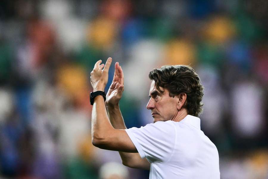 Thomas Frank saluda a los aficionados del Tottenham tras el partido Thomas Frank saluda a los aficionados del Tottenham tras el partido