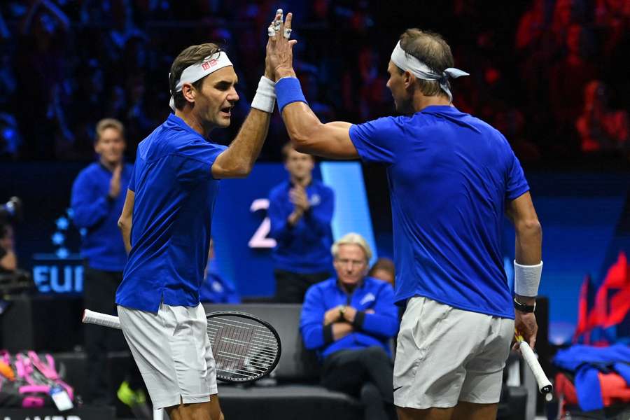 Roger Federer (L) en Rafael Nadal in 2022