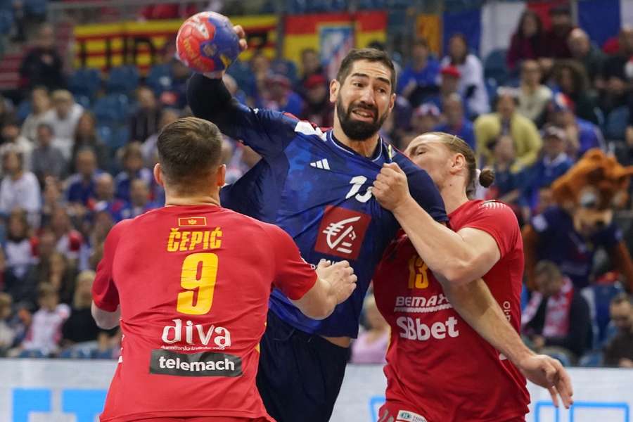 Nikola Karabatic în duel cu apărătorii muntenegreni