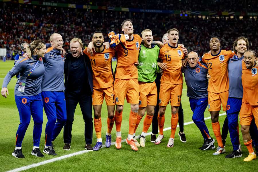 Het Nederlands elftal vliegt direct na de halve finale tegen Engeland op het EK al terug naar Wolfsburg