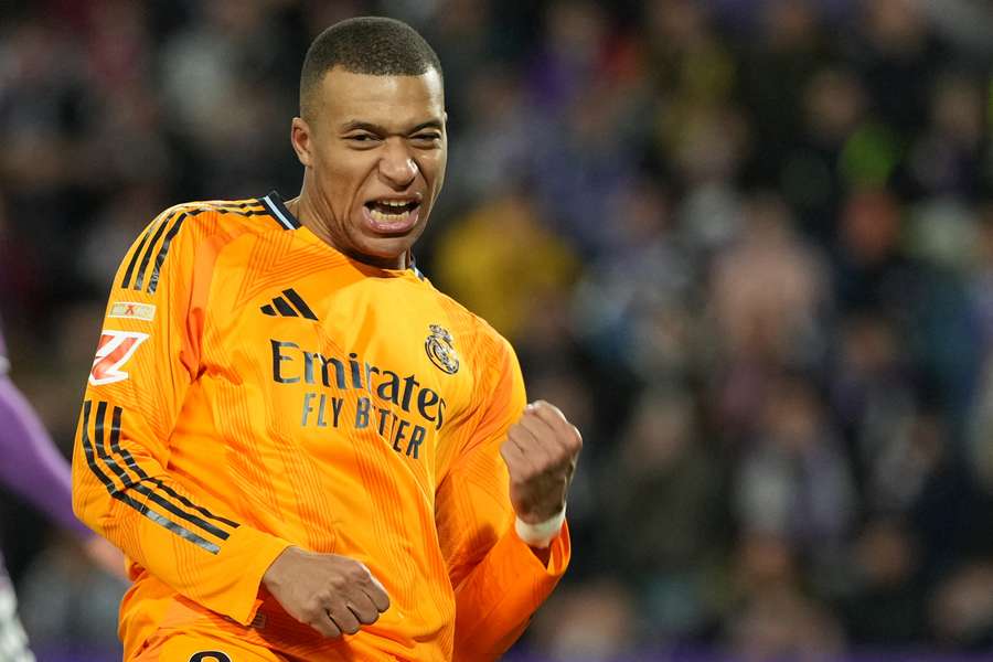 Mbappé marcou três gols na vitória contra o Valladolid
