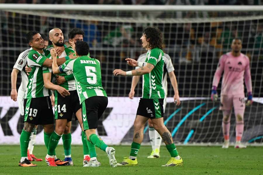 Los jugadores del Betis celebran el 2-0 de Amrabat