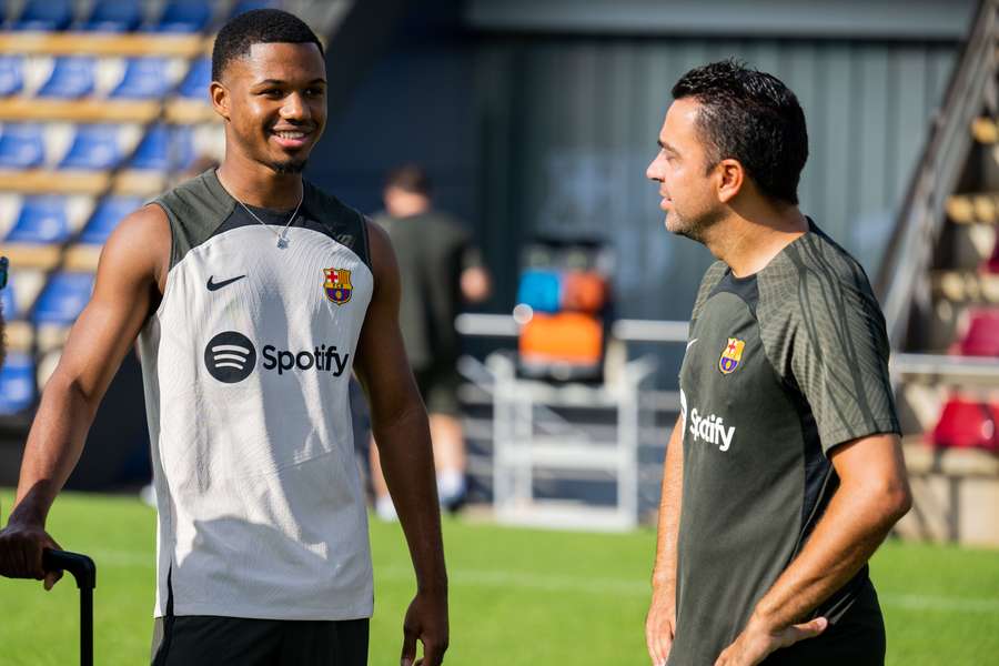 Ansu Fati y Xavi charlan este sábado en el entrenamiento del Barça