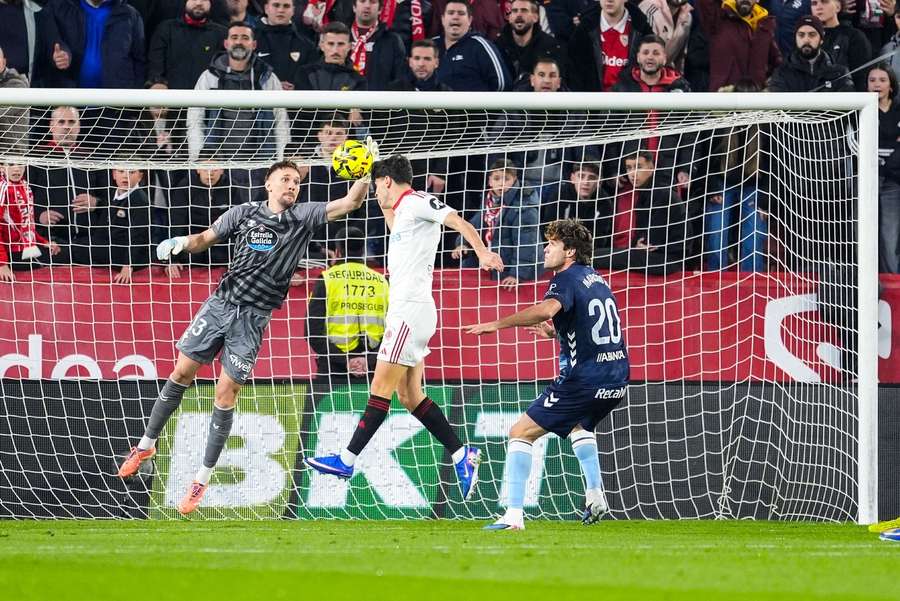 Ionuț Radu a închis poarta în meciul cu Sevilla