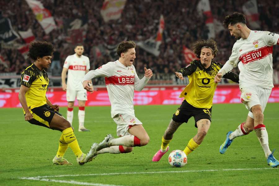 Fábio Silva em ação no encontro diante o Estugarda Fábio Silva em ação no encontro diante o Estugarda