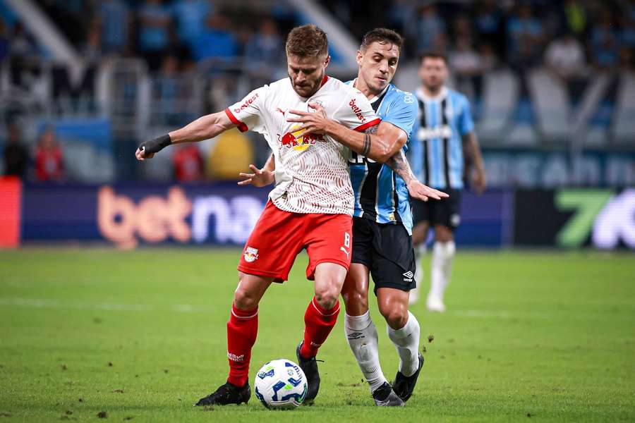 Dois gols no fim e empate justo em Porto Alegre