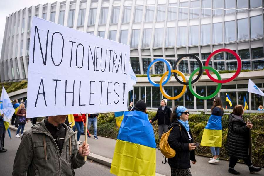 Des manifestants devant le siège du CIO le 25 mars.