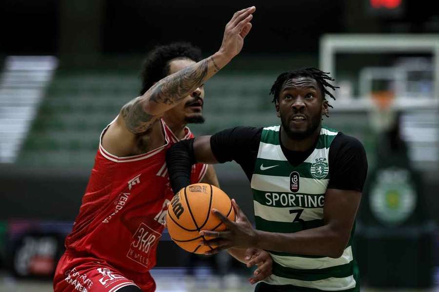 Sporting lidera o grupo B