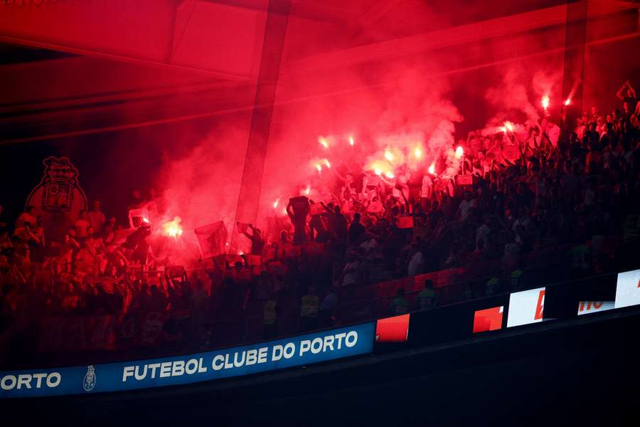 Adeptos do Benfica no Estádio do Dragão Adeptos do Benfica no Estádio do Dragão