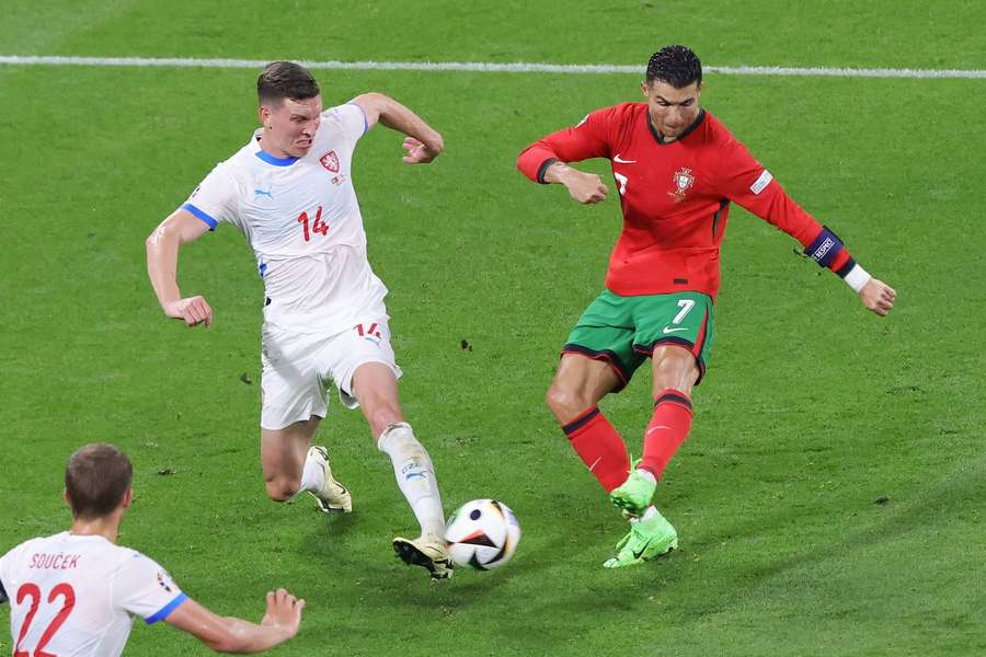 Lukáš Provod na loňském Euru v souboji s Cristianem Ronaldem.