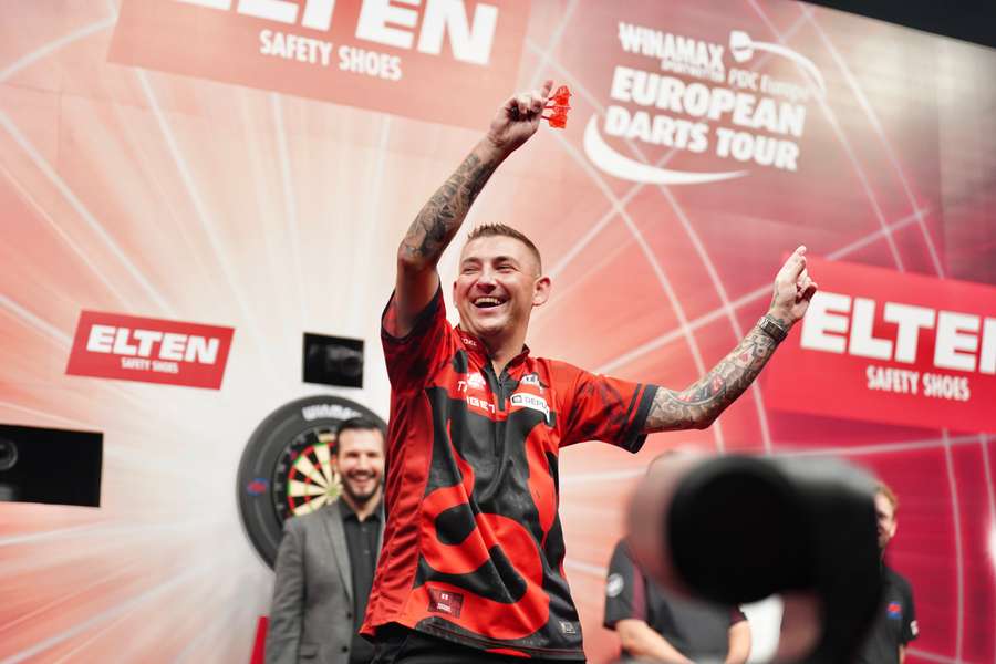 Nathan Aspinall feiert auf der Bühne der Ostermann-Arena in Leverkusen.