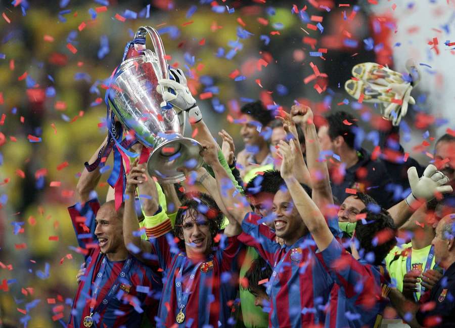 Henrik Larsson, Carles Puyol y Ronaldinho, del Barcelona, levantan la Copa de Europa tras ganar la Champions de 2006