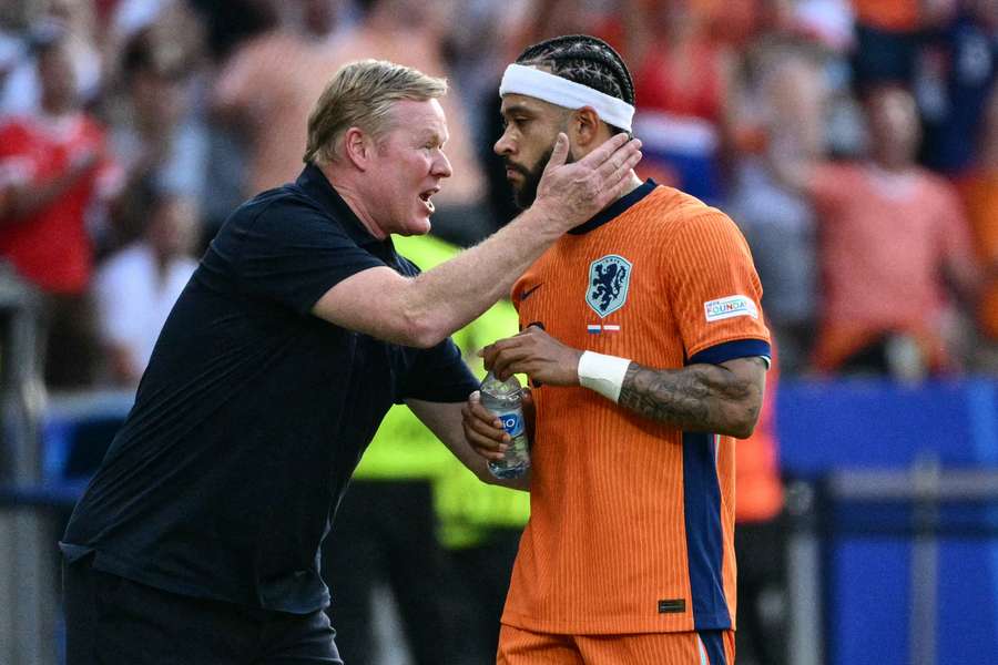 Netherlands manager Ronald Koeman with Memphis Depay during Euro 2024