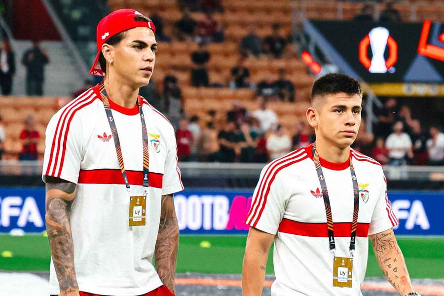 Echeverri ao lado de Enzo Barrenechea num compromisso da Liga Europa Echeverri ao lado de Enzo Barrenechea num compromisso da Liga Europa