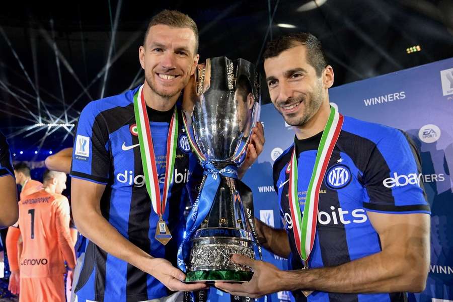 Dzeko und Mkhitaryan feiern den Gewinn der Supercoppa mit Inter Mailand