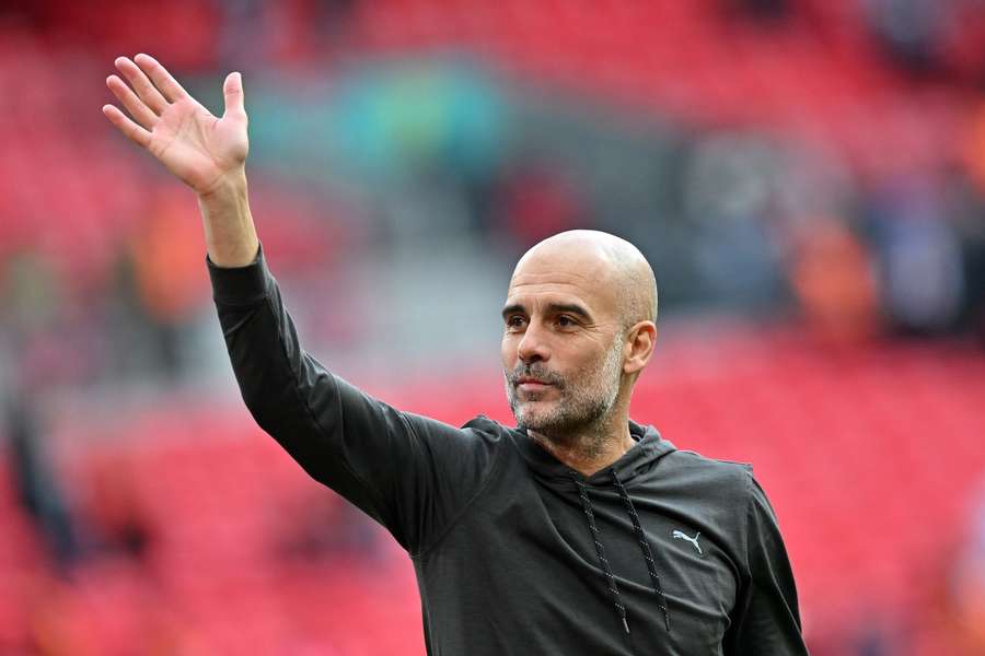 Guardiola bedankt de fans na afloop van de FA Cup halve finale tegen Sheffield United op 22 april