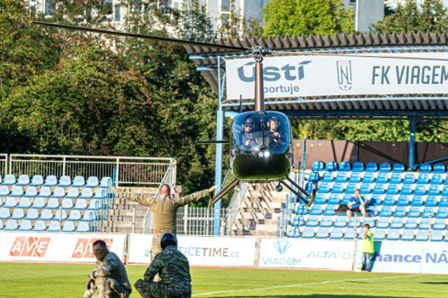 Problém nováčka ChNL z Ústí nad Labem v pátek vyřešila až helikoptéra, pak stejně prohrál. Problém nováčka ChNL z Ústí nad Labem v pátek vyřešila až helikoptéra, pak stejně prohrál.