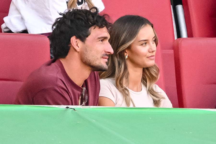 Mats Hummels in tribuna assieme alla sua fidanzata Nicola Cavanis