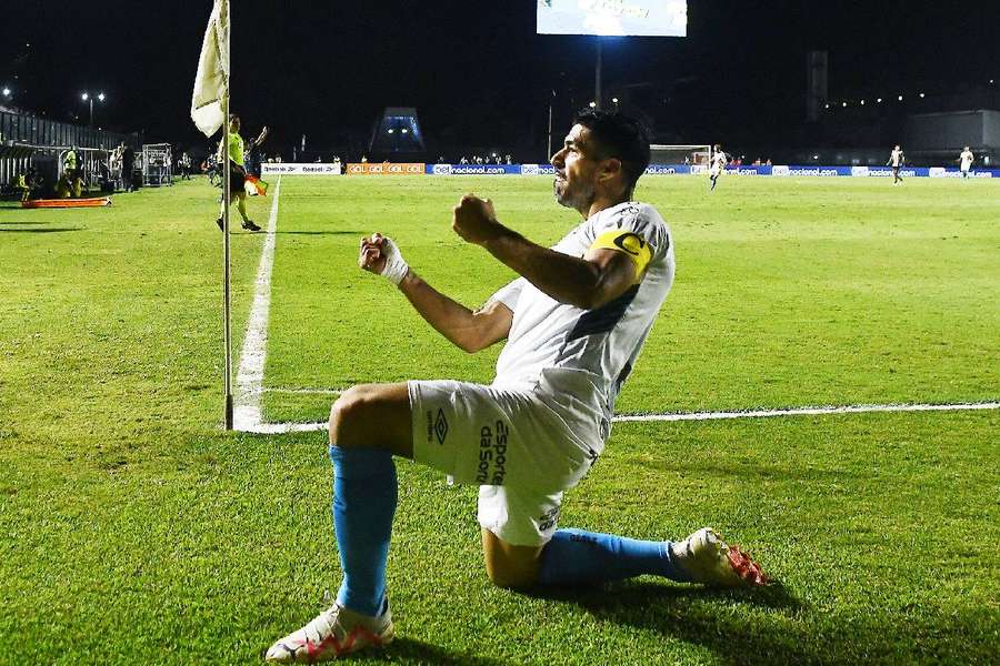 Capitão do Grémio, Suárez marcou três vezes para afundar o Botafogo em São Januário