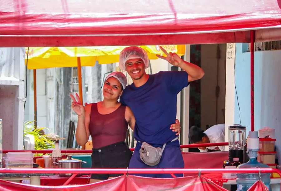 Túlio e sua esposa vendendo salgados em 2025