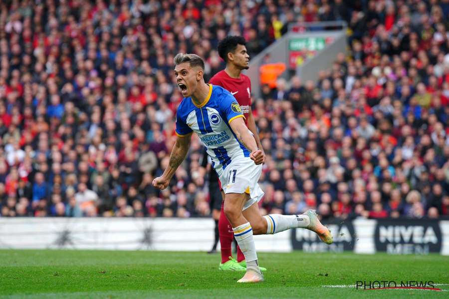 Trossard fez um hat-trick em Anfield na primeira volta