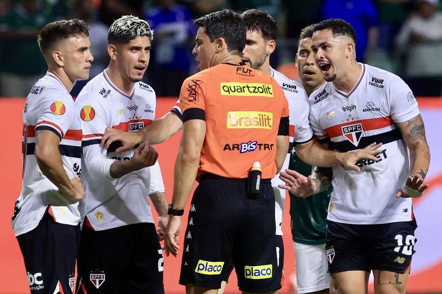Jogadores do São Paulo reclamaram de pênalti polêmico para Palmeiras