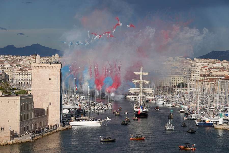 In Marseille wurde das olympische Feuer mit großem Spektakel begrüßt.