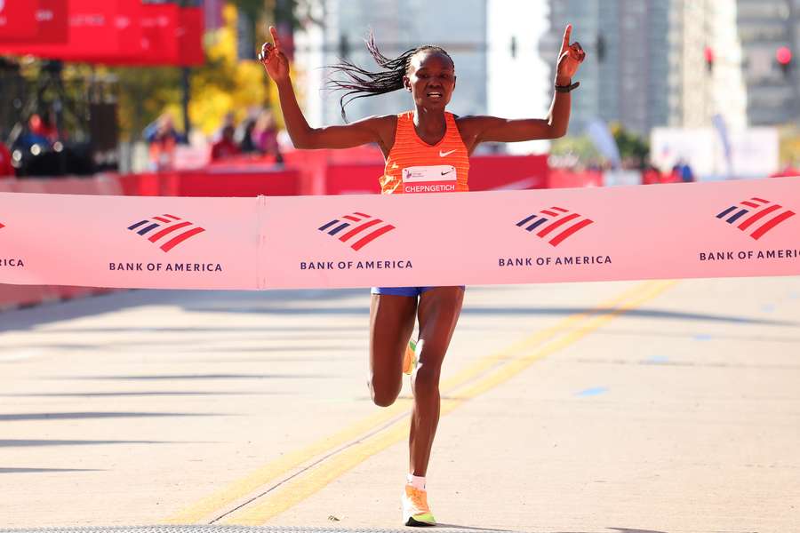 Ruth Chepngetich échoue à 14 secondes du record du monde du marathon à Chicago.