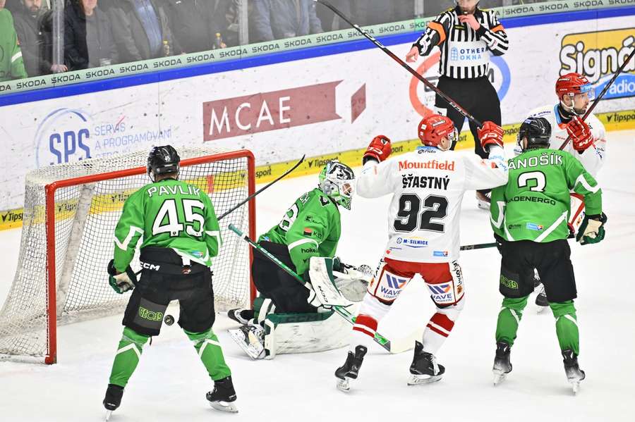 Brankář Mladé Boleslavi Dominik Furch inkasuje první gól v zápase s Hradcem.