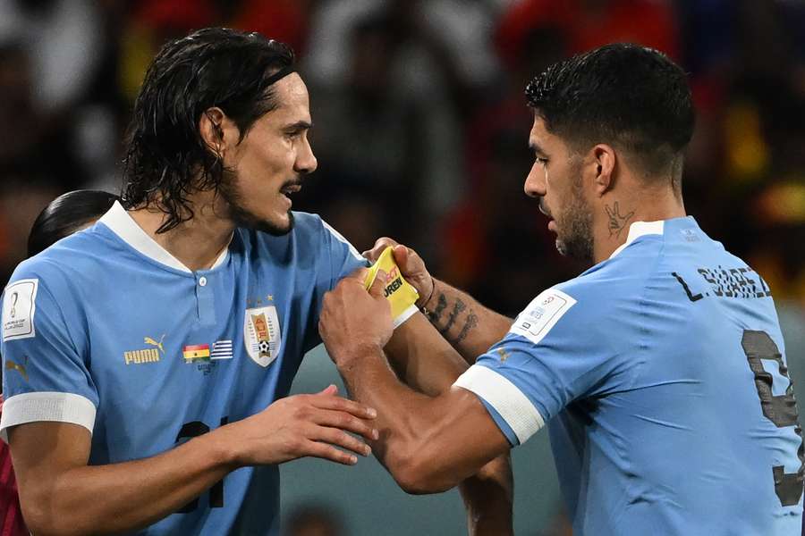 Suárez coloca a Cavani el brazalete en el Mundial de Catar