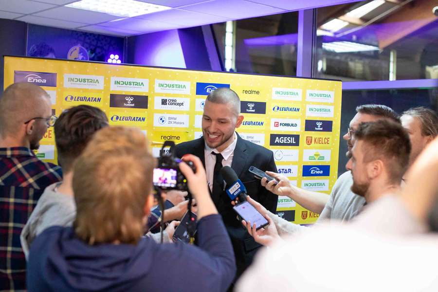 Dominik Mathe foi oficialmente apresentado como reforço do Industria Kielce