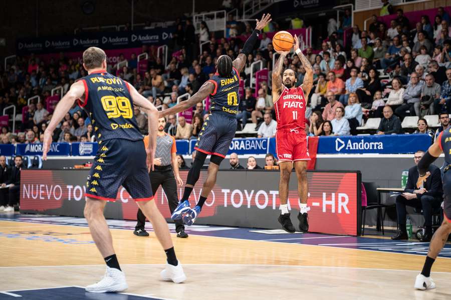 Livingston lanza un triple 