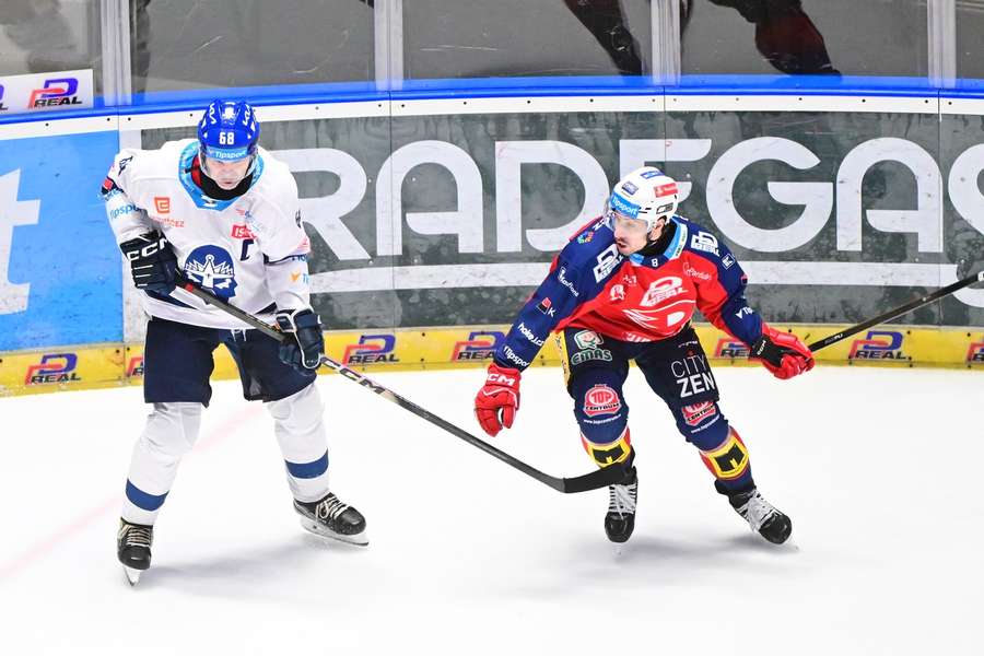 Jaromír Jágr vedl Kladno proti Pardubicím jako kapitán. Jaromír Jágr vedl Kladno proti Pardubicím jako kapitán.