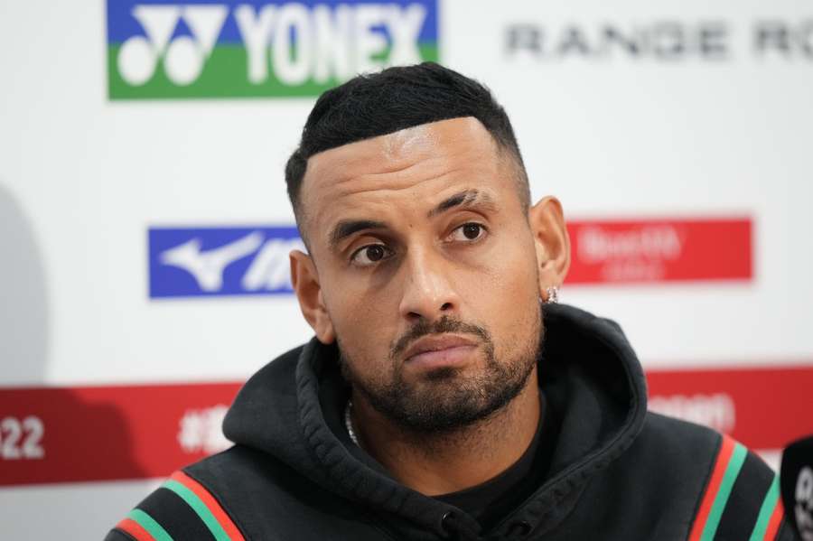 Kyrgios, en conférence de presse, annonce qu'il se retire du tournoi de Tokyo.