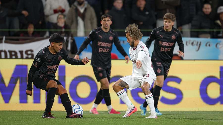 O Fluminense foi envolvido no primeiro tempo O Fluminense foi envolvido no primeiro tempo