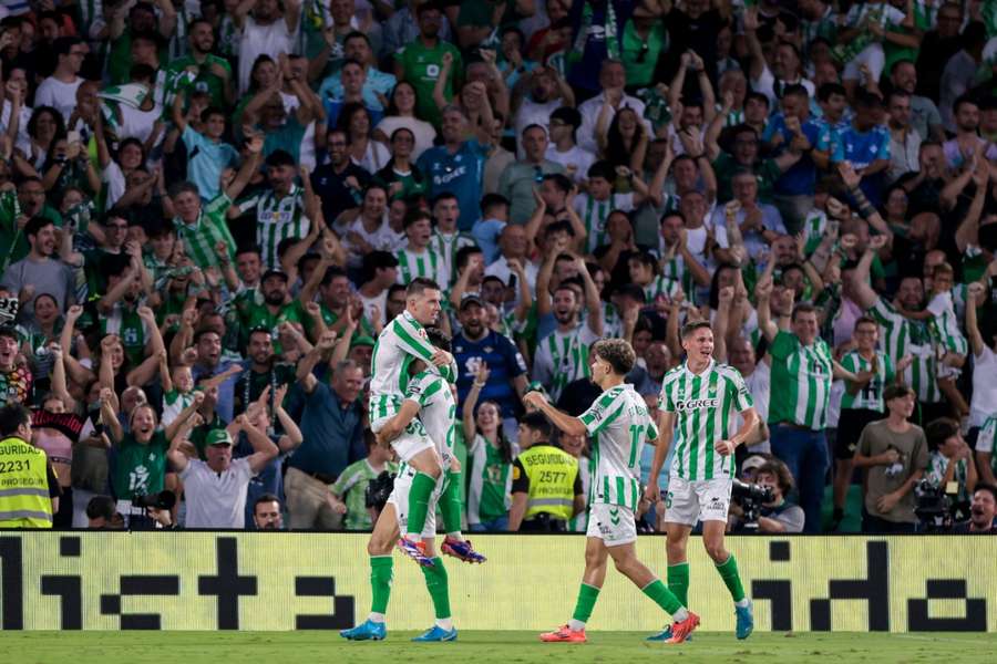 Los jugadores del Betis celebran un gol