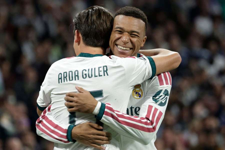 Mbappé se abraza con Güler Mbappé se abraza con Güler