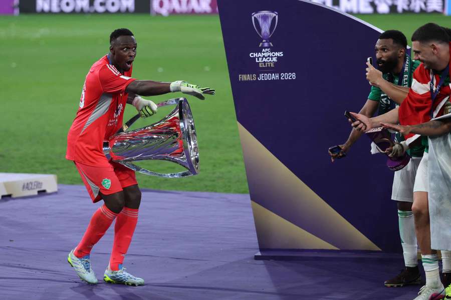 Edouard Mendy et ses coéquipiers, s'apprêtant à célébrer leur victoire en Ligue des champions asiatique.