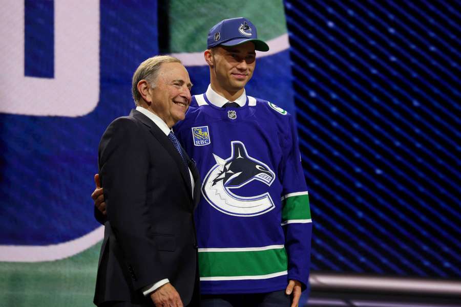 Adama Novotného si vybral Vancouver.