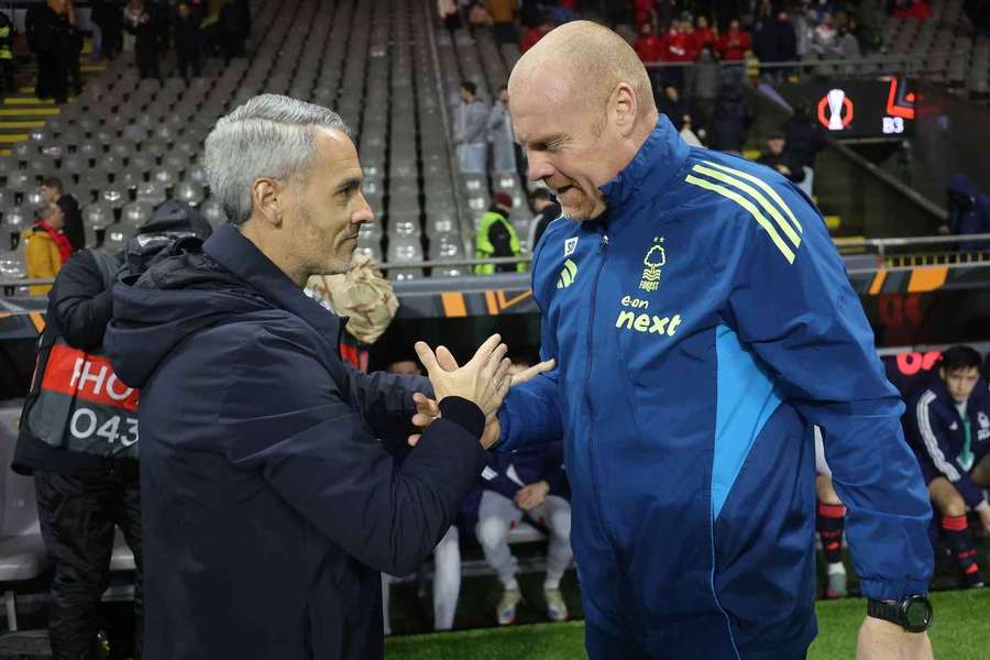 Carlos Vicens com Sean Dyche antes do SC Braga-Nottingham Forest