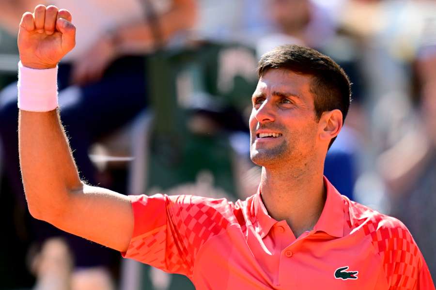 Novak Djokovic reagisce mentre gioca contro Juan Pablo Varillas