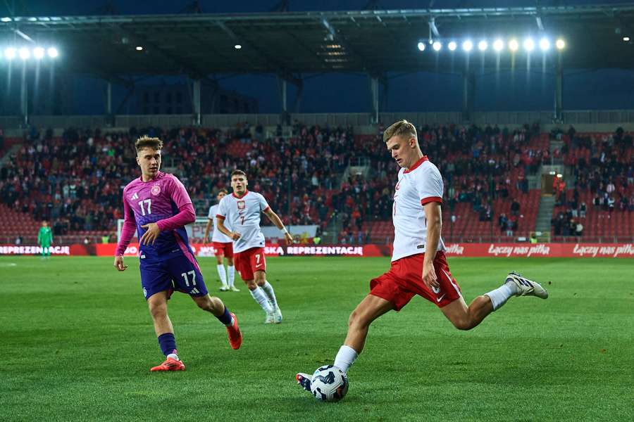 Jakub Kałuziński podczas meczu kwalifikacyjnego do Mistrzostw Europy UEFA U-21 2025 pomiędzy Polską a Niemcami na Stadionie Miejskim w Łodzi