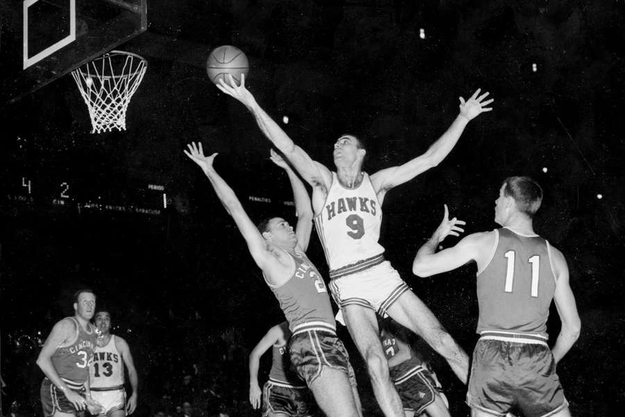 Pettit (#9) bei einem Spiel im Jahr 1957 Pettit (#9) bei einem Spiel im Jahr 1957