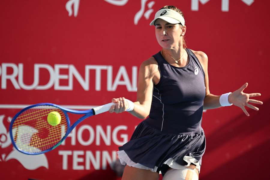 Elvețianca Belinda Bencic returnează mingea către Wang Yafan din China, la Hong Kong Elvețianca Belinda Bencic returnează mingea către Wang Yafan din China, la Hong Kong