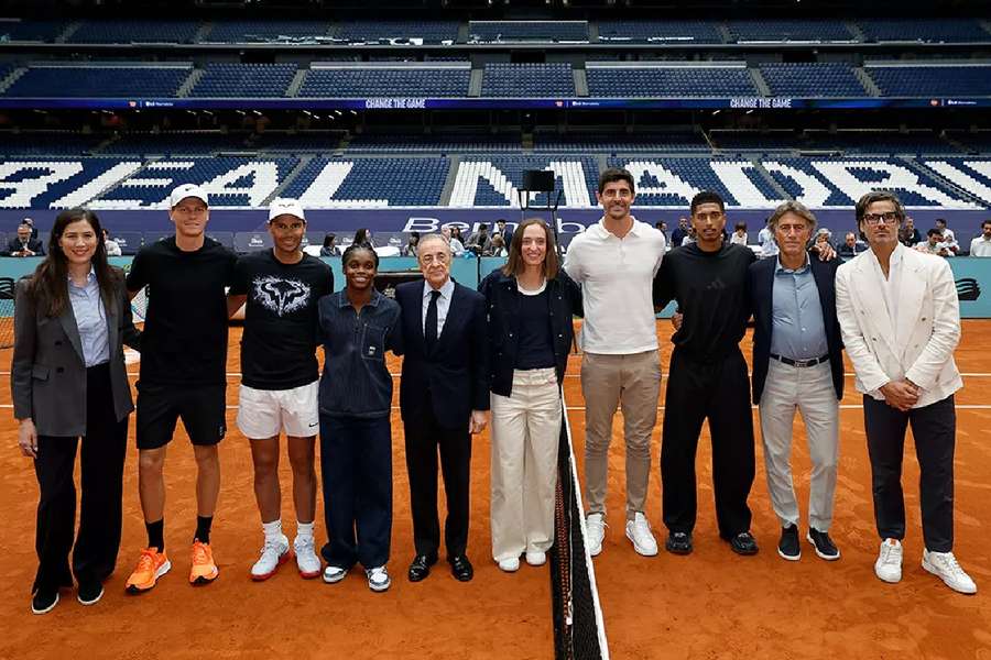 El Bernabéu ya tiene pista de tenis estrenada por Nadal, Bellingham, Sinner y Courtois