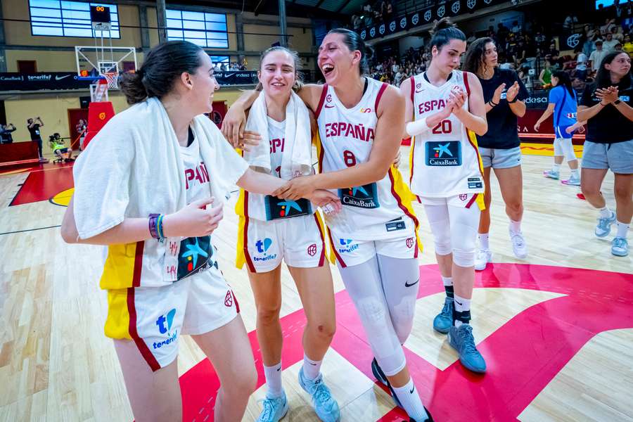 España celebra la victoria ante Grecia