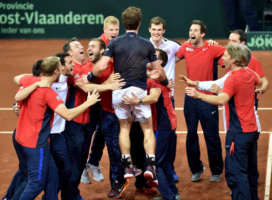 El británico Andy Murray (C) celebra con sus compañeros de equipo tras ganar su partido de tenis contra el belga David Goffin para ganar la final de la Copa Davis entre Bélgica y Gran Bretaña