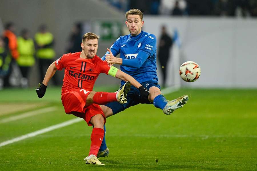 Darius Olaru, în duel cu Arthur Chaves, în timpul partidei Hoffenheim - FCSB