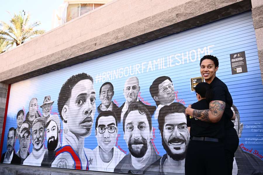 Griner posa em frente a um mural dedicado a presos políticos