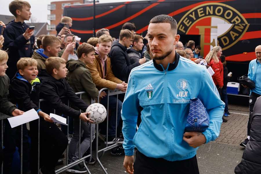 Justin Bijlow bij het verlaten van de spelersbus voor aanvang van het duel